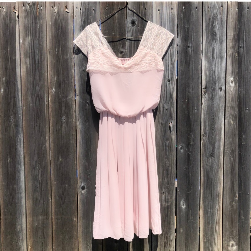 Beautiful light pink dress with lace sleeves